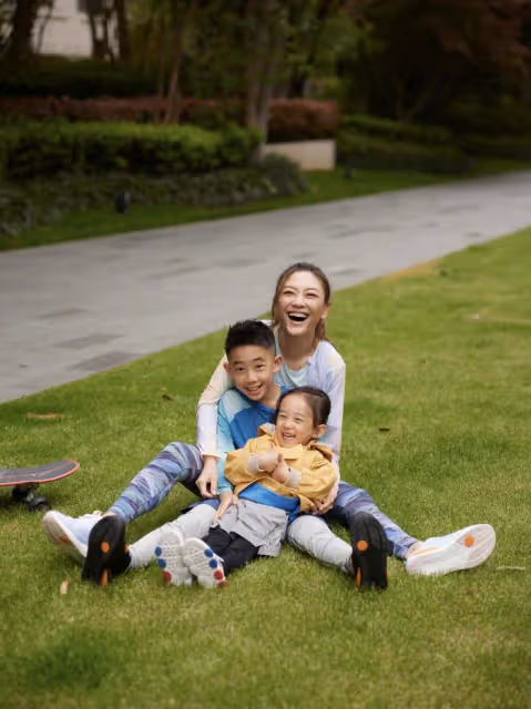 應采兒六一曬全家福,穿泳裝秀美腿,陳小春教小兒子游泳好有耐心