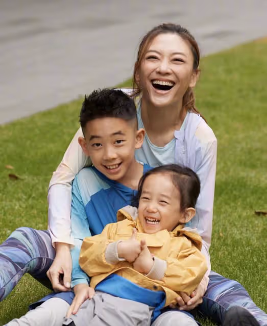 應采兒六一曬全家福，穿泳裝秀美腿，陳小春教小兒子游泳好有耐心