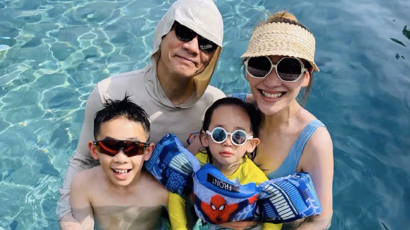 應采兒六一曬全家福，穿泳裝秀美腿，Jasper牽手弟弟玩水長相不同