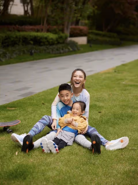 應采兒六一曬全家福,穿泳裝秀美腿,Jasper牽手弟弟玩水長相不同