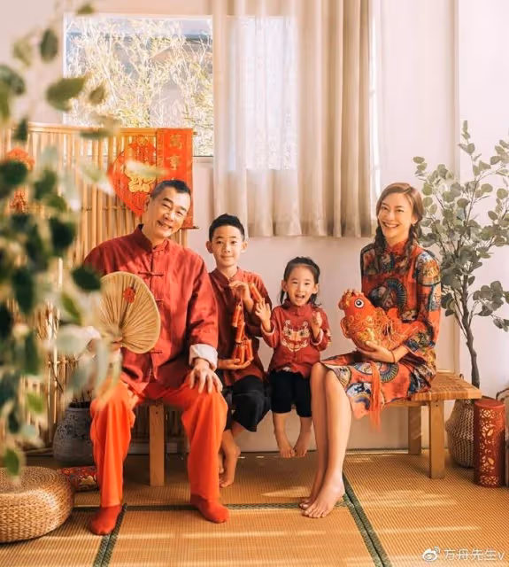 應采兒六一曬全家福,穿泳裝秀美腿,Jasper牽手弟弟玩水長相不同