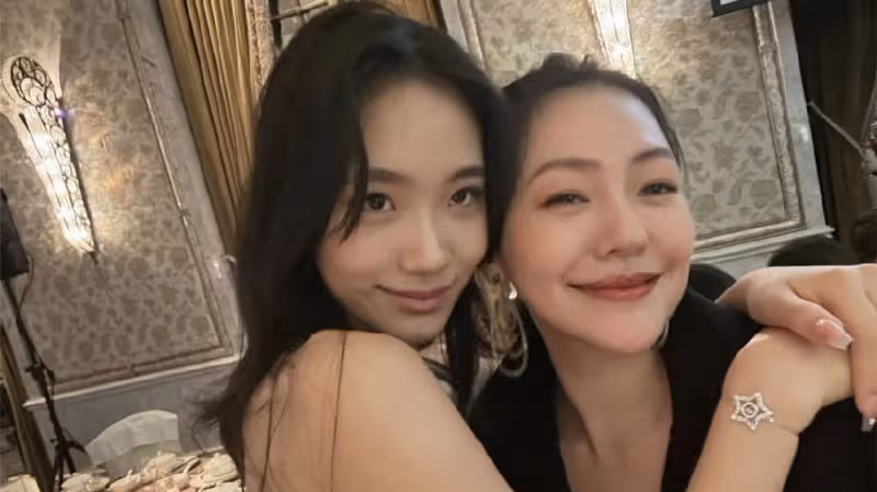 小S參加二女兒畢業聚會，15歲Lily露香肩秀大長腿，女神范兒十足