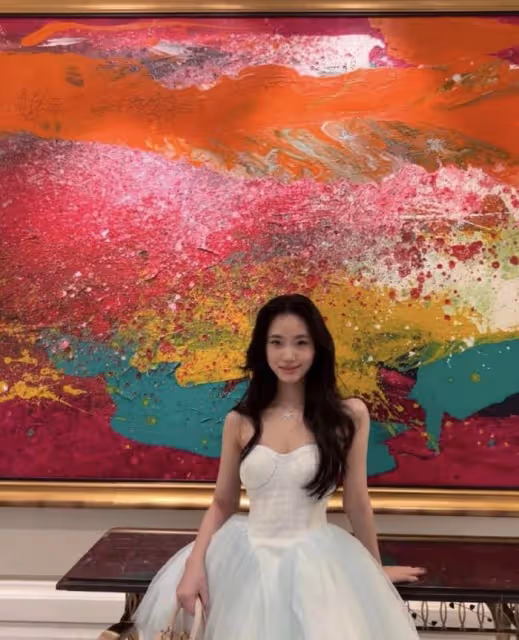 小S參加二女兒畢業聚會，15歲Lily露香肩秀大長腿，女神范兒十足