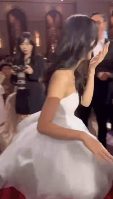 小S參加二女兒畢業聚會，15歲Lily露香肩秀大長腿，女神范兒十足
