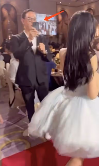 小S參加二女兒畢業聚會,15歲Lily露香肩秀大長腿,女神范兒十足