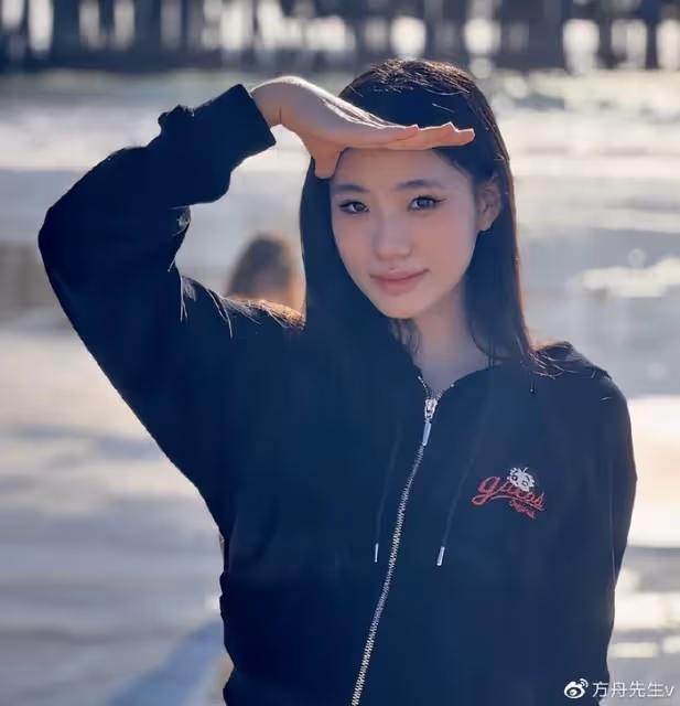 小S參加二女兒畢業聚會,15歲Lily露香肩秀大長腿,女神范兒十足