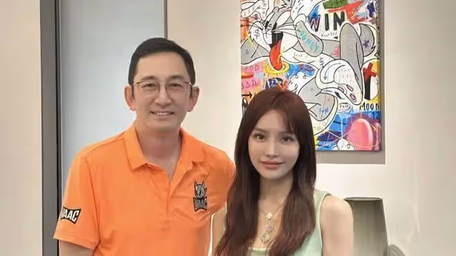知名港星在女富婆家慶生，女方美艷動人身材絕好，滿桌茅台太搶眼