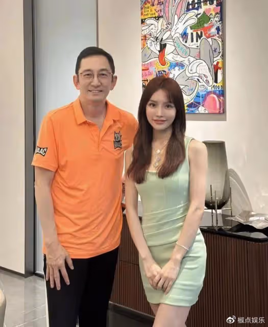 知名港星在女富婆家慶生,女方美艷動人身材絕好,滿桌茅台太搶眼
