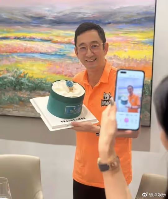 知名港星在女富婆家慶生,女方美艷動人身材絕好,滿桌茅台太搶眼