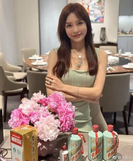 知名港星在女富婆家慶生,女方美艷動人身材絕好,滿桌茅台太搶眼