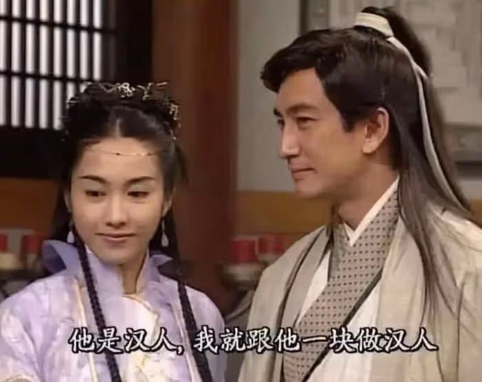 知名港星在女富婆家慶生,女方美艷動人身材絕好,滿桌茅台太搶眼