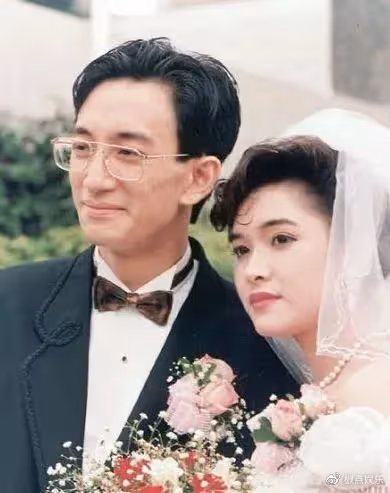 知名港星在女富婆家慶生,女方美艷動人身材絕好,滿桌茅台太搶眼