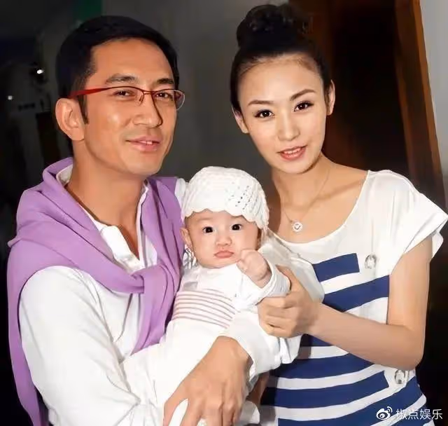 知名港星在女富婆家慶生,女方美艷動人身材絕好,滿桌茅台太搶眼