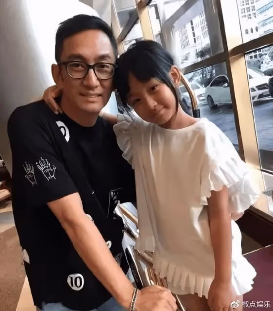 知名港星在女富婆家慶生,女方美艷動人身材絕好,滿桌茅台太搶眼