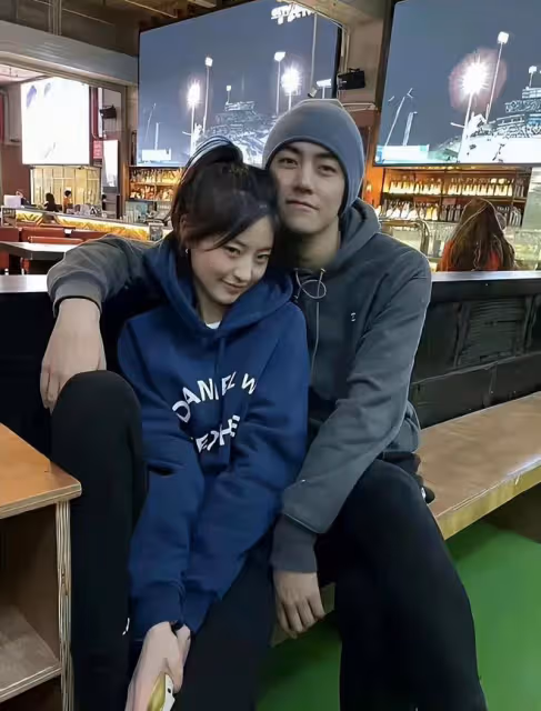 闞清子海邊被求婚,男方因穿著被質疑性取向,網友擔心女方被騙婚