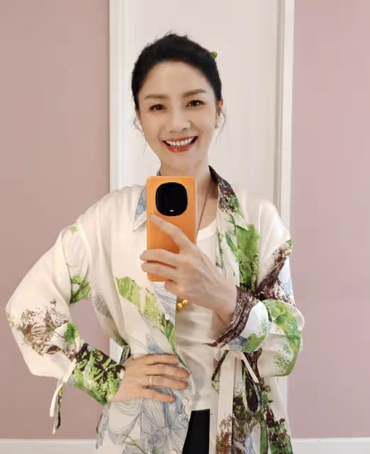 胡可兒童節曬全家福,安吉被贊變瘦了,兄弟倆顏值差距越來越大
