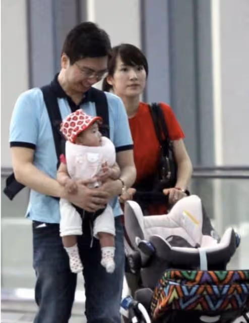 李念兒童節官宣三胎出生,曬產房照和寶寶萌態,三個兒女有愛同框