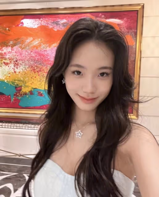 小S參加二女兒畢業聚會,15歲Lily露香肩腿超長,母女同框似姐妹