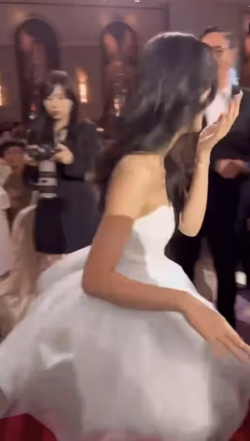 小S參加二女兒畢業聚會,15歲Lily露香肩腿超長,母女同框似姐妹