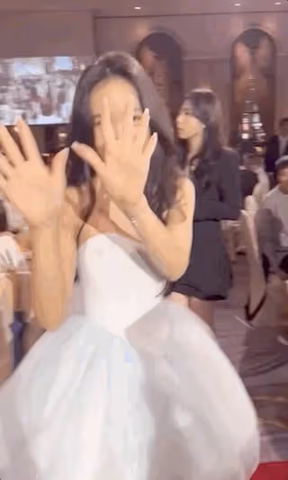 小S參加二女兒畢業聚會,15歲Lily露香肩腿超長,母女同框似姐妹