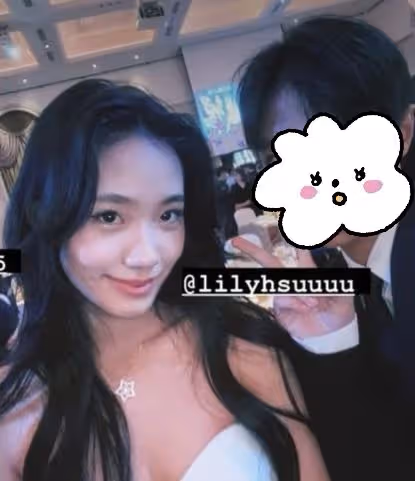 小S參加二女兒畢業聚會,15歲Lily露香肩腿超長,母女同框似姐妹