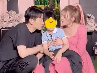 陳妍希40歲生日,與陳曉牽手切蛋糕,兒子高情商表白媽媽被夾擊吻