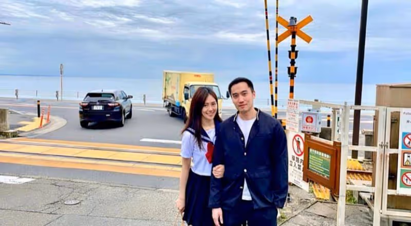 賴弘國夫婦飛日本看海,空姐妻子穿百元jk制服裙,甜蜜挽手秀恩愛