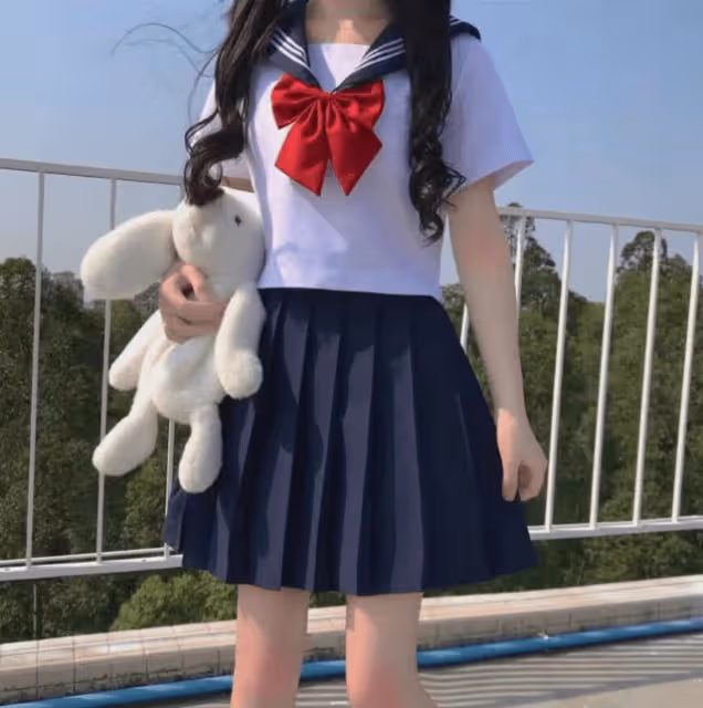 賴弘國夫婦飛日本看海,空姐妻子穿百元jk制服裙,甜蜜挽手秀恩愛