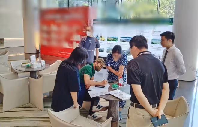 任達華正式在內地買房！戴安全帽在工地視察，曾在廣東遇刺受重傷