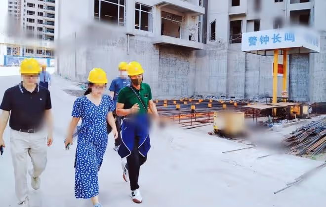 任達華正式在內地買房！戴安全帽在工地視察，曾在廣東遇刺受重傷