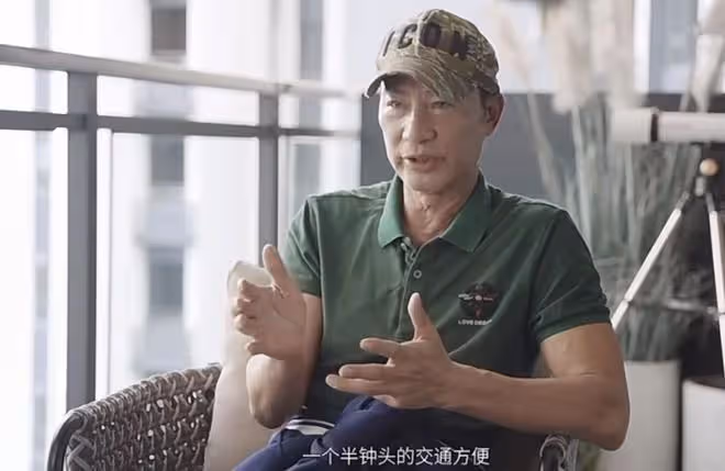 任達華正式在內地買房！戴安全帽在工地視察，曾在廣東遇刺受重傷