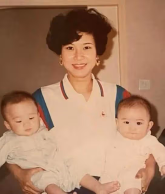 何超蓮與龍鳳胎弟弟跳手勢舞,何猷啟近照帥氣,離婚多年至今單身