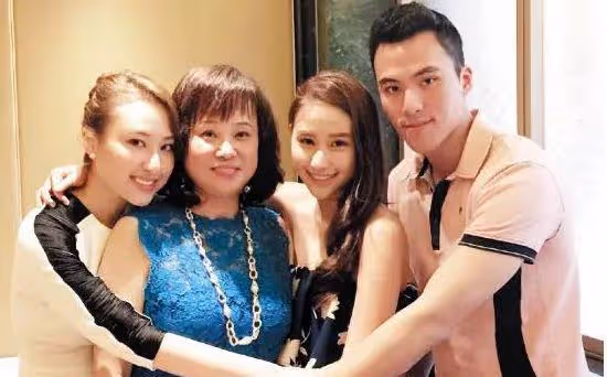 何超蓮與龍鳳胎弟弟跳手勢舞,何猷啟近照帥氣,離婚多年至今單身