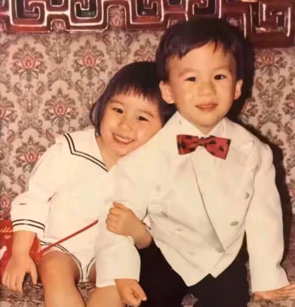 何超蓮與龍鳳胎弟弟跳手勢舞,何猷啟近照帥氣,離婚多年至今單身