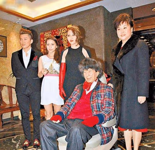 何超蓮與龍鳳胎弟弟跳手勢舞,何猷啟近照帥氣,離婚多年至今單身