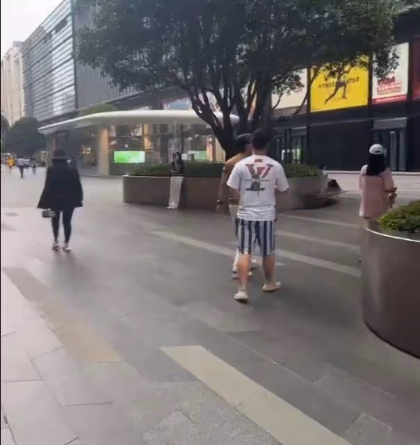 李湘王岳倫帶王詩齡逛街,李湘胖到認不出,夏天穿外套不怕熱