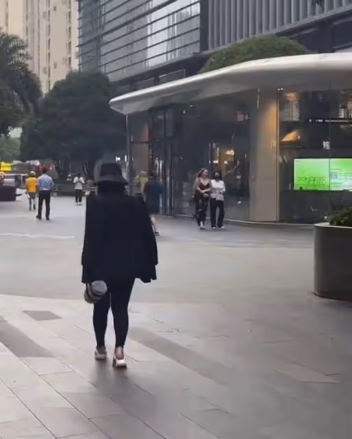 李湘王岳倫帶王詩齡逛街,李湘胖到認不出,夏天穿外套不怕熱