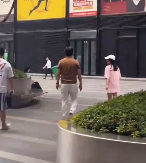李湘王岳倫帶王詩齡逛街,李湘胖到認不出,夏天穿外套不怕熱