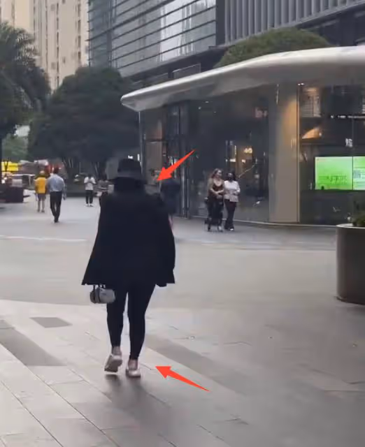 李湘王岳倫帶王詩齡逛街,李湘胖到認不出,夏天穿外套不怕熱