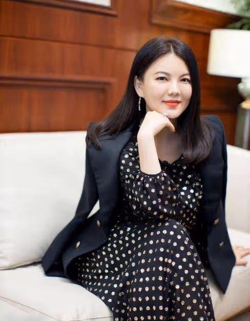 李湘王岳倫帶王詩齡逛街,李湘胖到認不出,夏天穿外套不怕熱