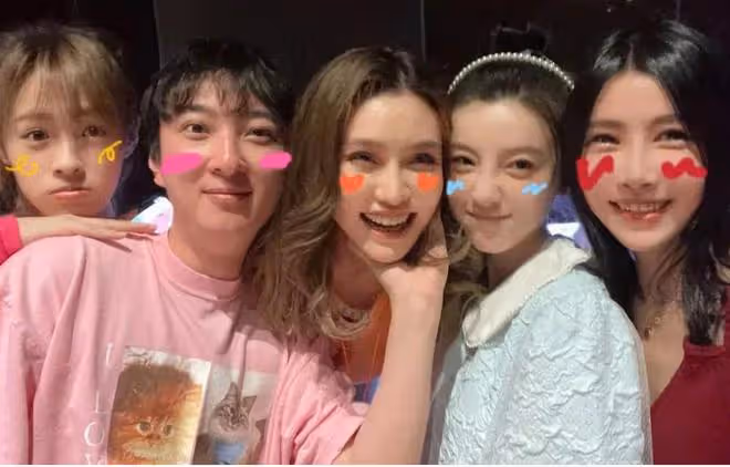 小黑曬私人飛機出遊,被扒與王思聰在一起,女方已婚有娃惹爭議