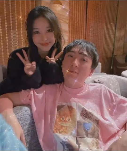 小黑曬私人飛機出遊,被扒與王思聰在一起,女方已婚有娃惹爭議