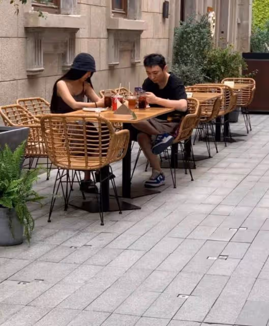 小黑曬私人飛機出遊,被扒與王思聰在一起,女方已婚有娃惹爭議