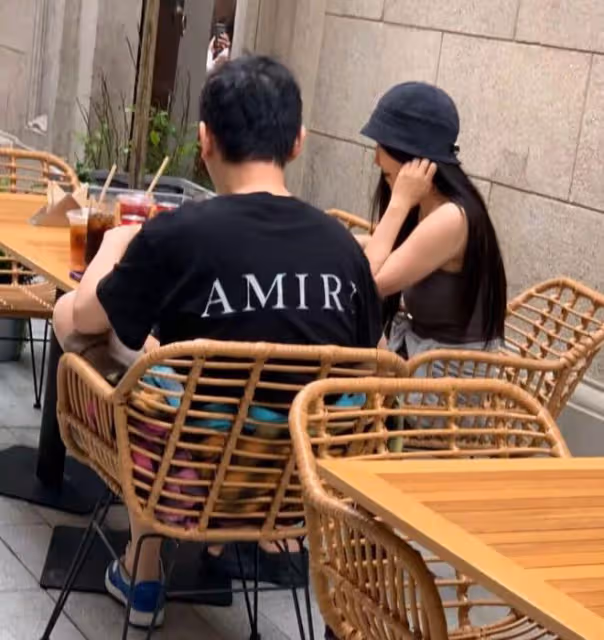 小黑曬私人飛機出遊,被扒與王思聰在一起,女方已婚有娃惹爭議