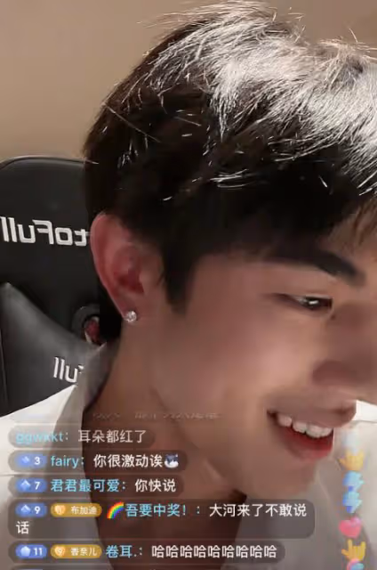 小黑曬私人飛機出遊,被扒與王思聰在一起,女方已婚有娃惹爭議