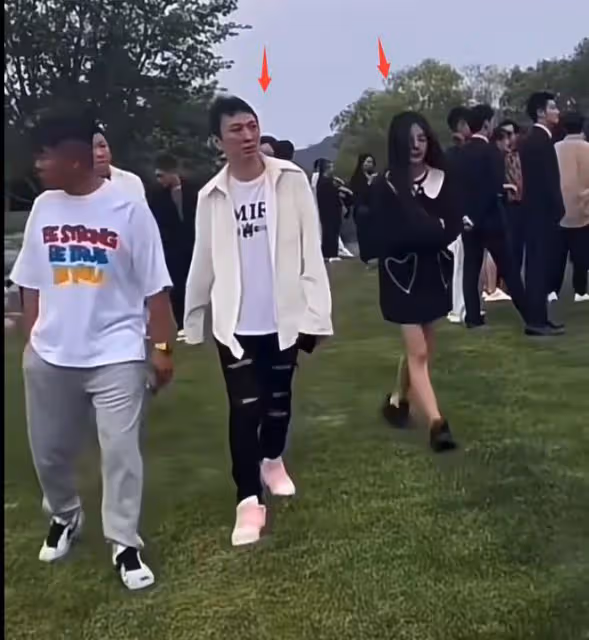 小黑曬私人飛機出遊,被扒與王思聰在一起,女方已婚有娃惹爭議
