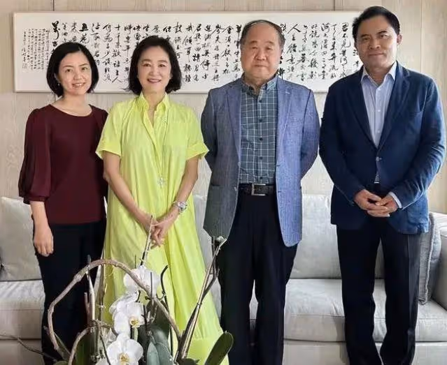 林青霞與作家莫言聚會,交談甚歡互送字畫,相差一歲如同隔代人