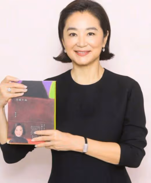 林青霞與作家莫言聚會,交談甚歡互送字畫,相差一歲如同隔代人