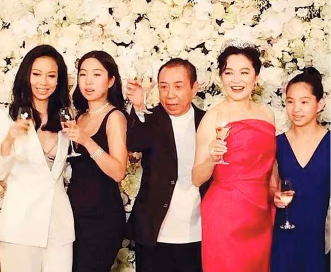 林青霞與作家莫言聚會，交談甚歡互送字畫，相差一歲如同隔代人