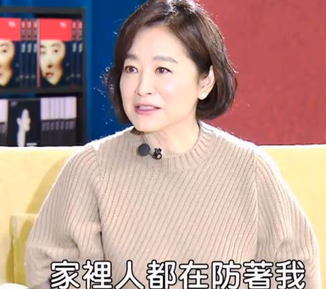 林青霞與作家莫言聚會，交談甚歡互送字畫，相差一歲如同隔代人